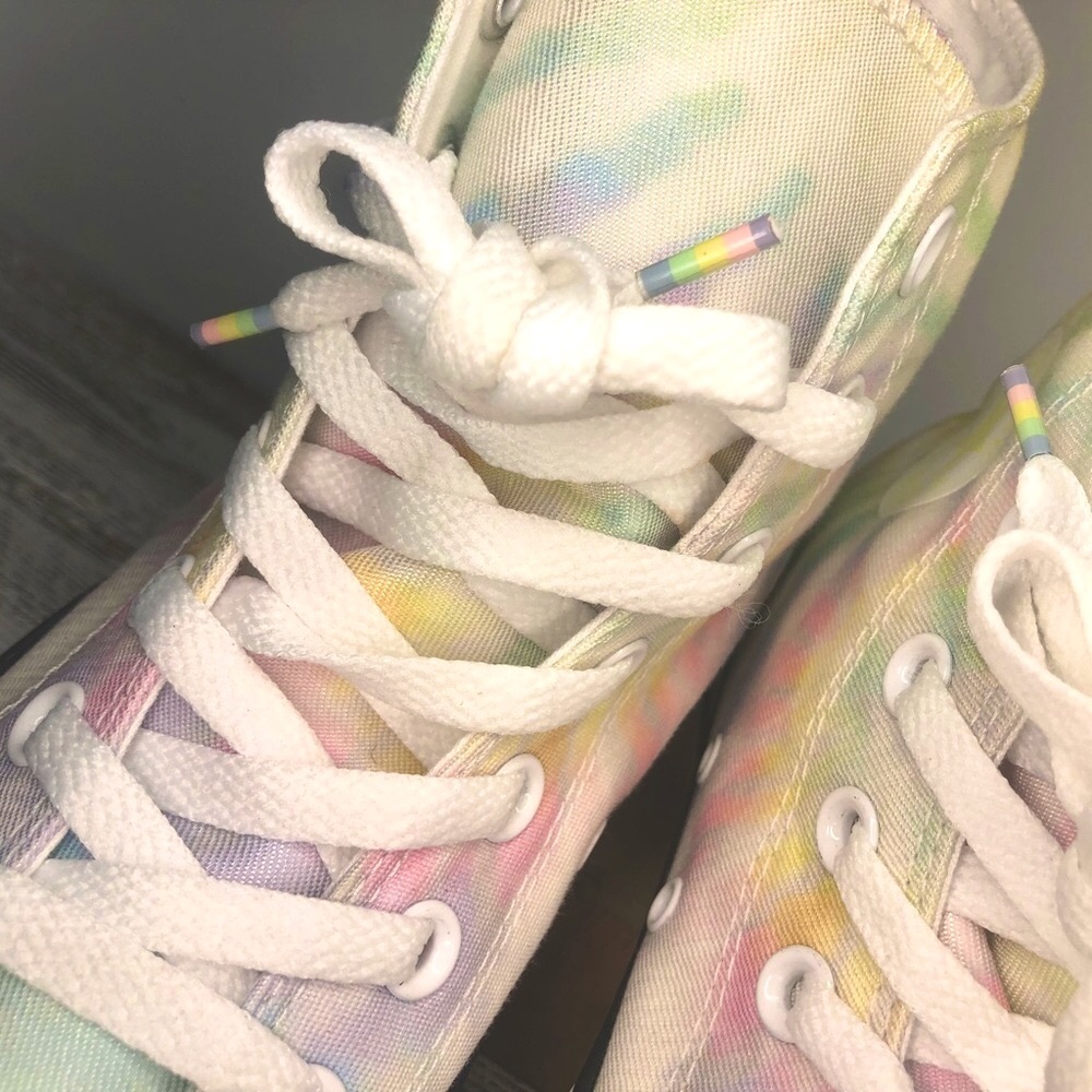 SOLD! Converse ⭐️ Light Rainbow 🌈 Size 6 - Picture 4 of 7